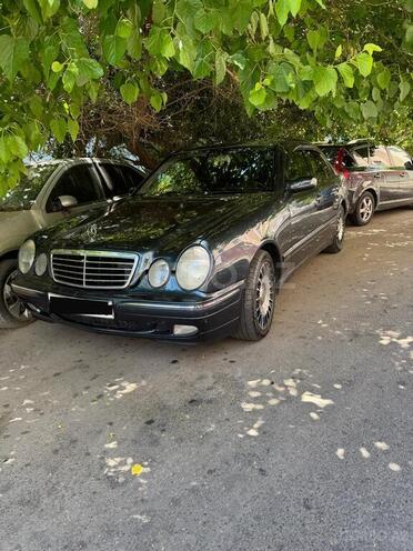 Mercedes E 270-1