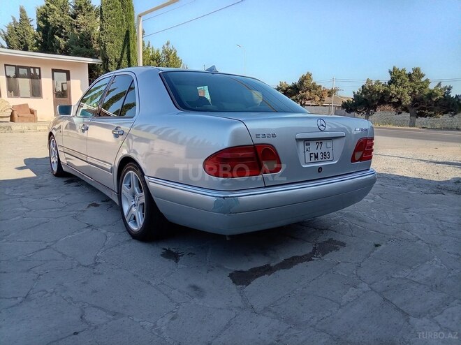 Mercedes E 320-6