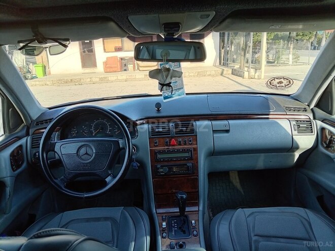 Mercedes E 320-8