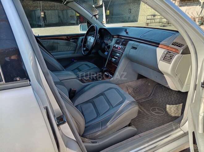Mercedes E 320-9