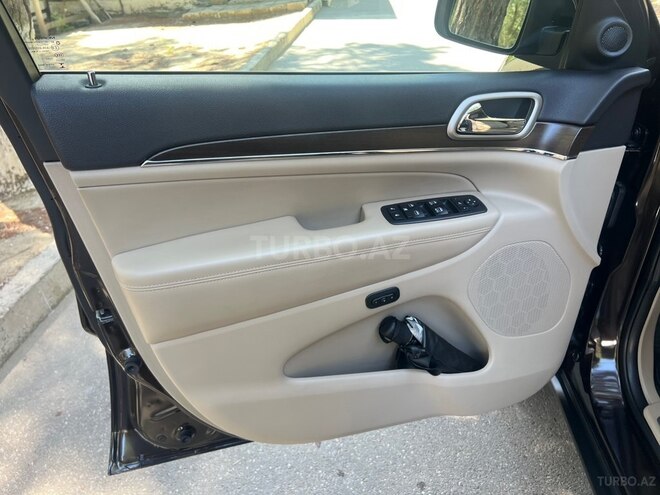 Jeep Grand Cherokee-13