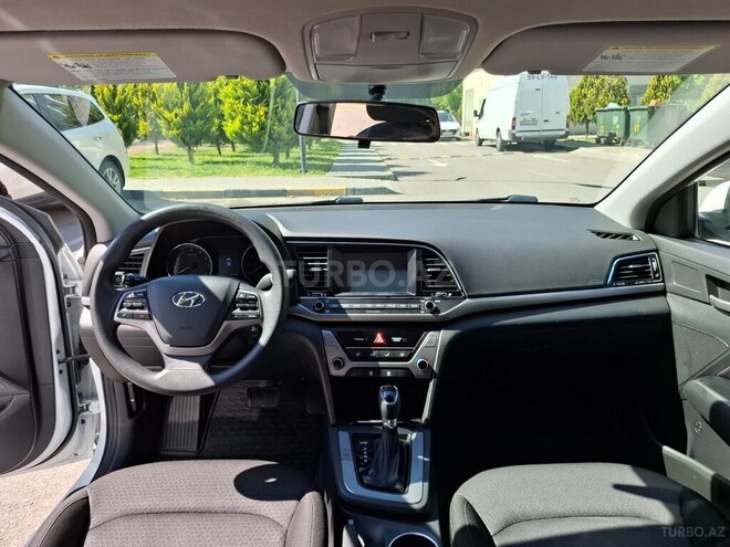 Hyundai Elantra-13