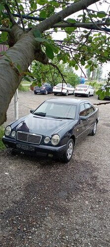 Mercedes E 240-1