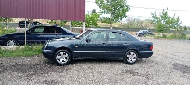 Mercedes E 240-4