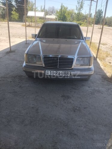 Mercedes E 220-1
