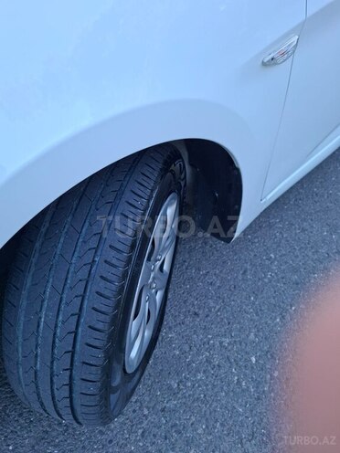 Hyundai Accent-12