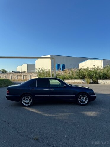 Mercedes E 240-4