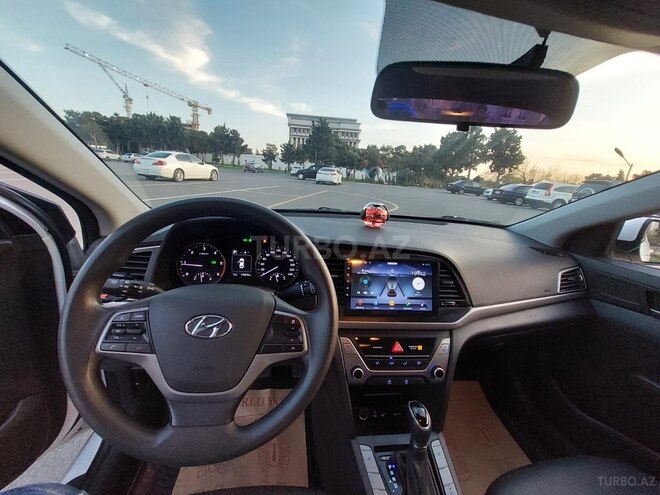 Hyundai Elantra-12
