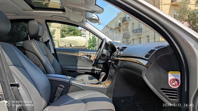 Mercedes E 220-11