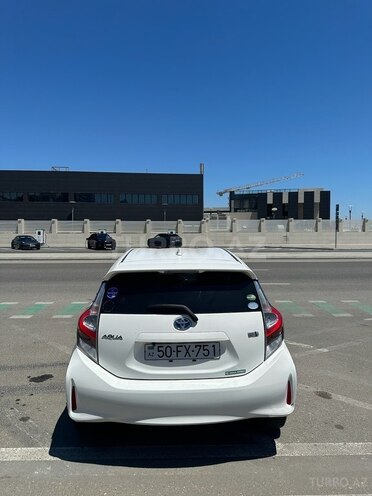 Toyota Aqua-8