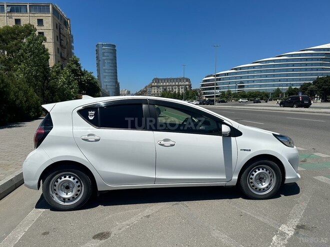 Toyota Aqua-9