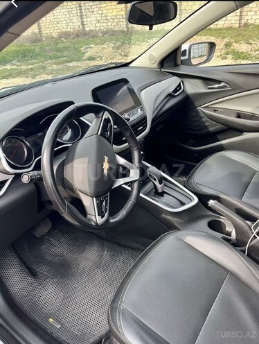 Chevrolet Onix-8