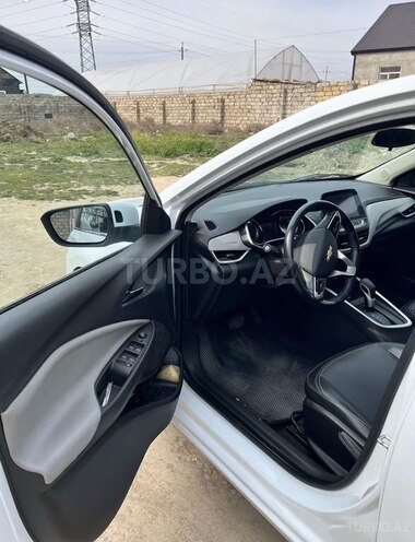 Chevrolet Onix-9