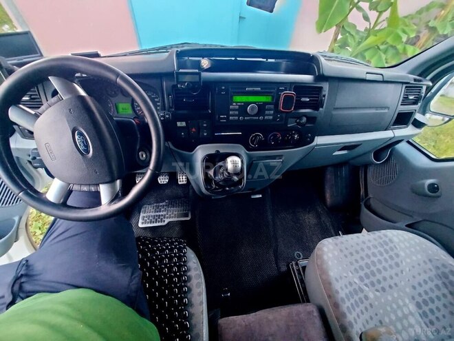 Ford Transit-14
