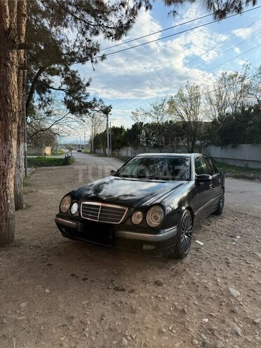 Mercedes E 240-1