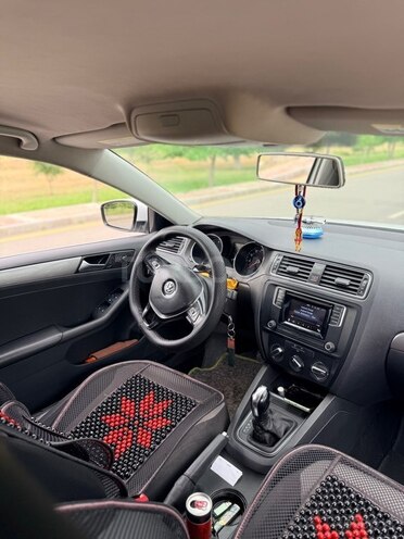 Volkswagen Jetta-8