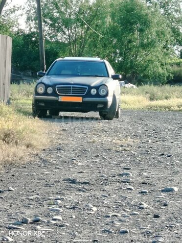 Mercedes E 240-3