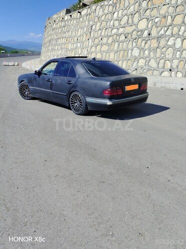 Mercedes E 240-6