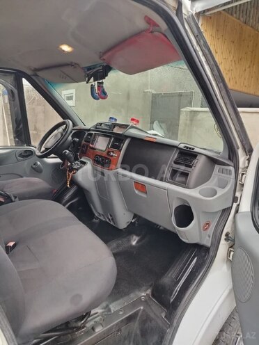 Ford Transit-10
