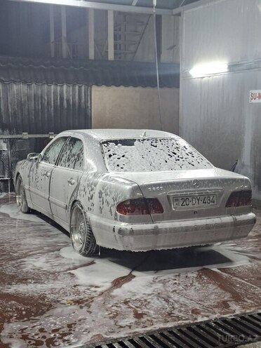 Mercedes E 200-2