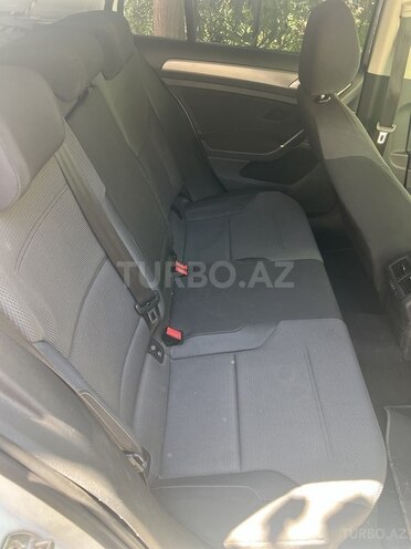 Volkswagen Golf-9