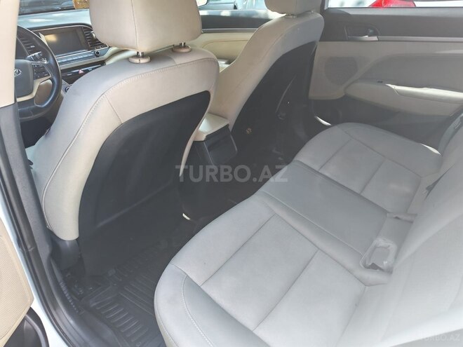 Hyundai Elantra-10