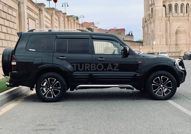 Mitsubishi Pajero-2