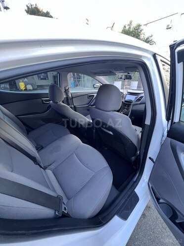 Hyundai Elantra-11