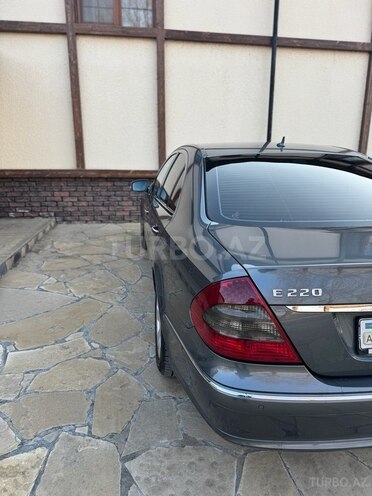 Mercedes E 220-11