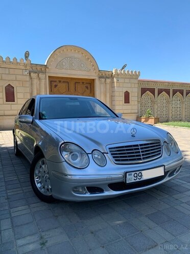 Mercedes E 270-1