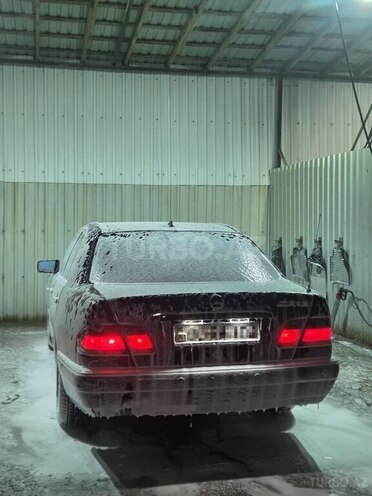 Mercedes E 320-9