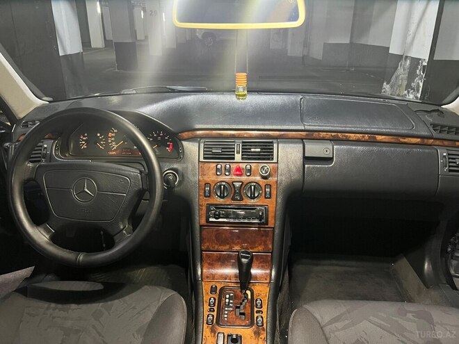 Mercedes E 320-12