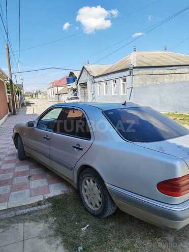 Mercedes E 280 4MATIC-2