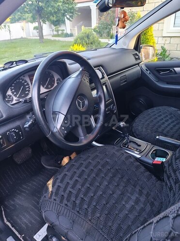 Mercedes B 180-9