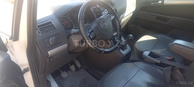 Opel Zafira-12