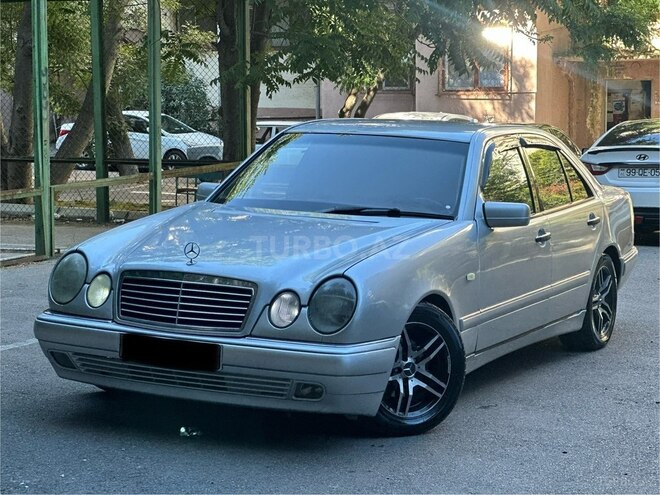 Mercedes E 240-11