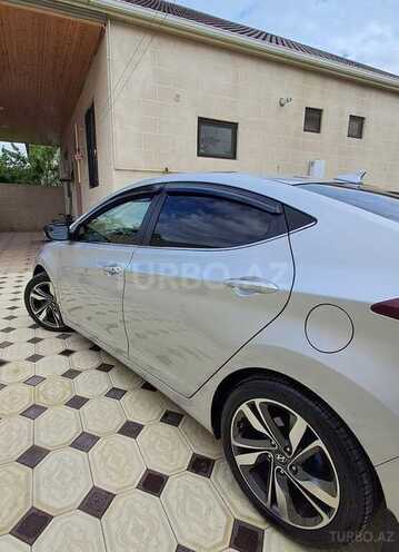 Hyundai Elantra-12