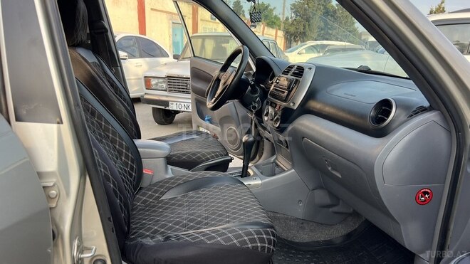 Toyota RAV4-16