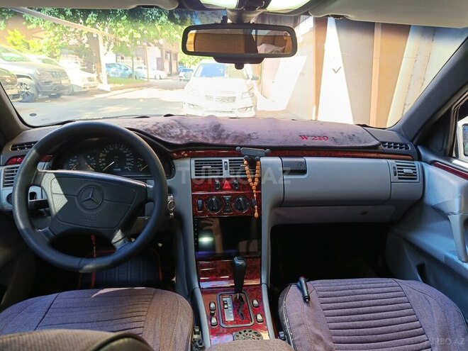 Mercedes E 230-3