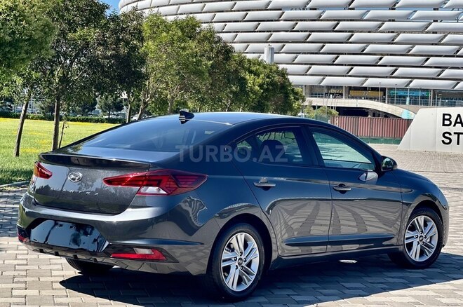 Hyundai Elantra-11