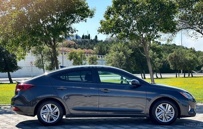 Hyundai Elantra-13