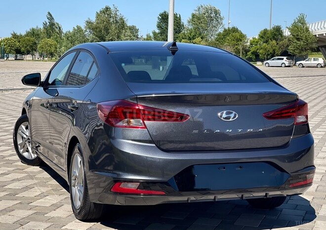 Hyundai Elantra-17