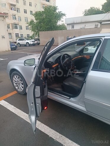 Mercedes E 220-11