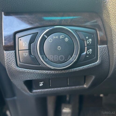 Ford Explorer-12
