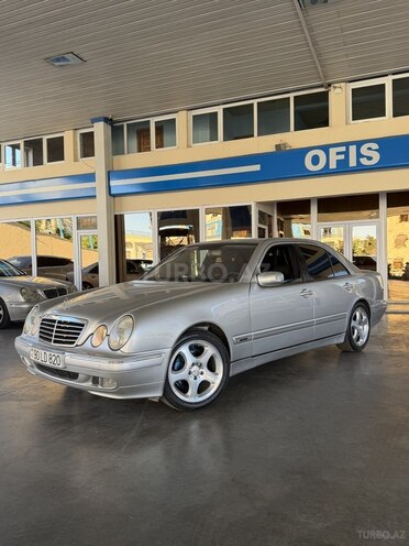 Mercedes E 220-1