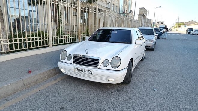 Mercedes E 220-1