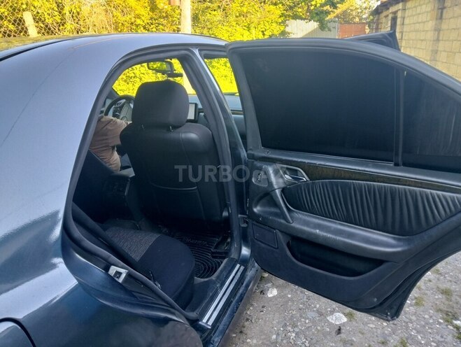 Mercedes E 300-7