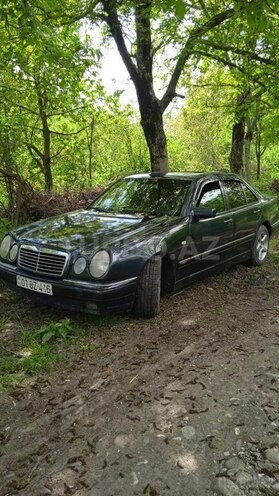 Mercedes E 300-11