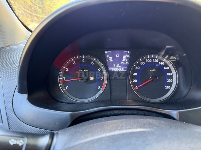 Hyundai Accent-4
