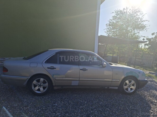 Mercedes E 230-11